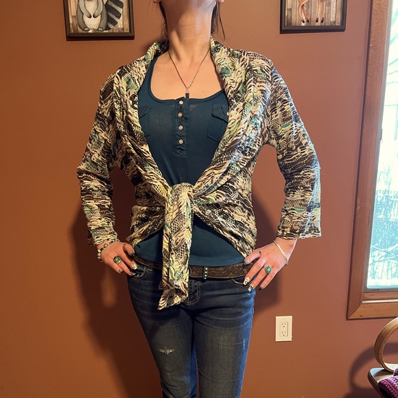 Woman’s Shaw open face, lace backing with gemstone accents, perfect cover up - Picture 3 of 5